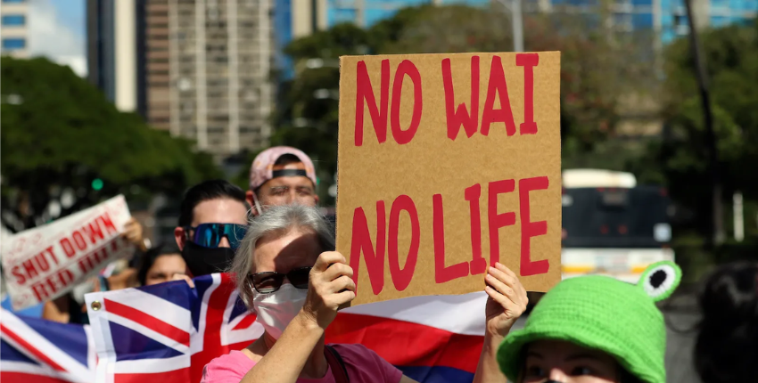 Person holding a sign saying "no wai, no life"